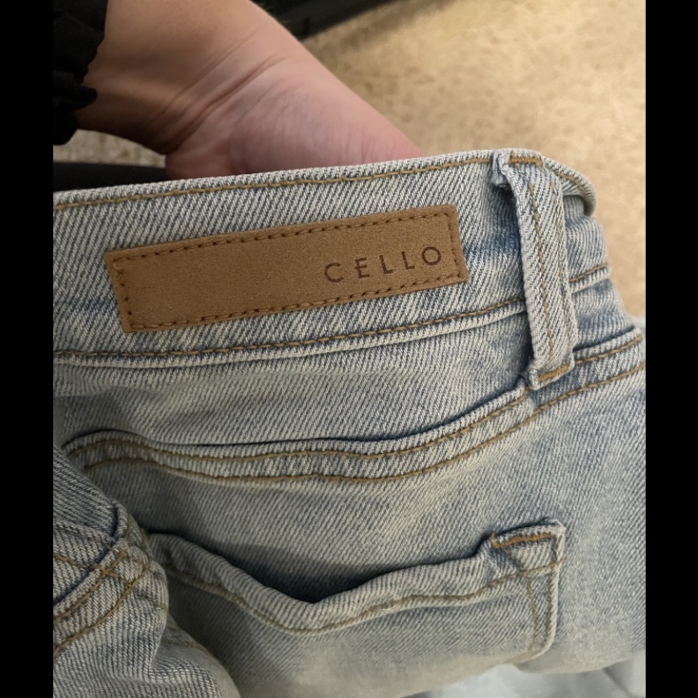 A5 - 258 NWOT Cello High rise distressed mom jeans size 5 - Picture 12 of 15